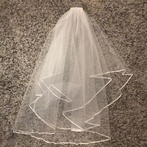 Wedding veil with ribbon trim